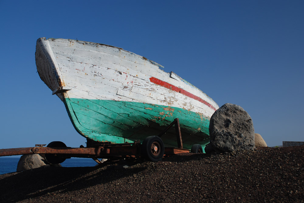 Dekorationsboot vor einer Bar