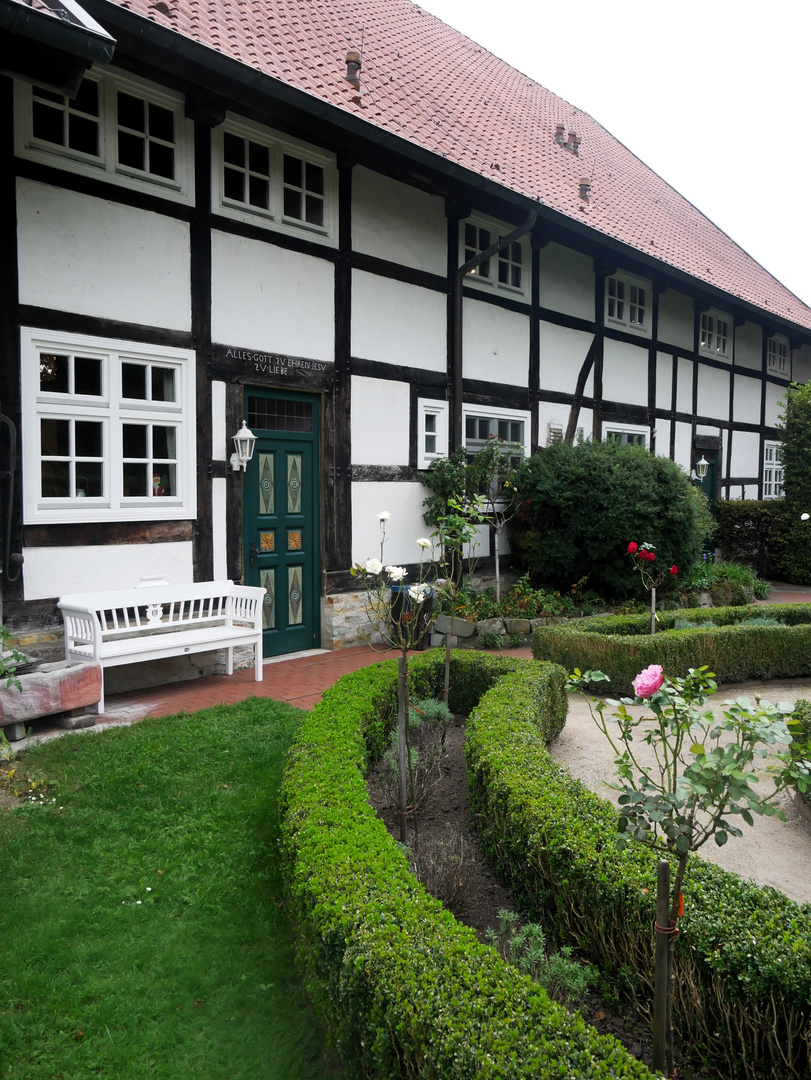 Delbrück im Oktober 2023 - Tenne mit Bauerngarten im "Gastlichen Dorf" 2