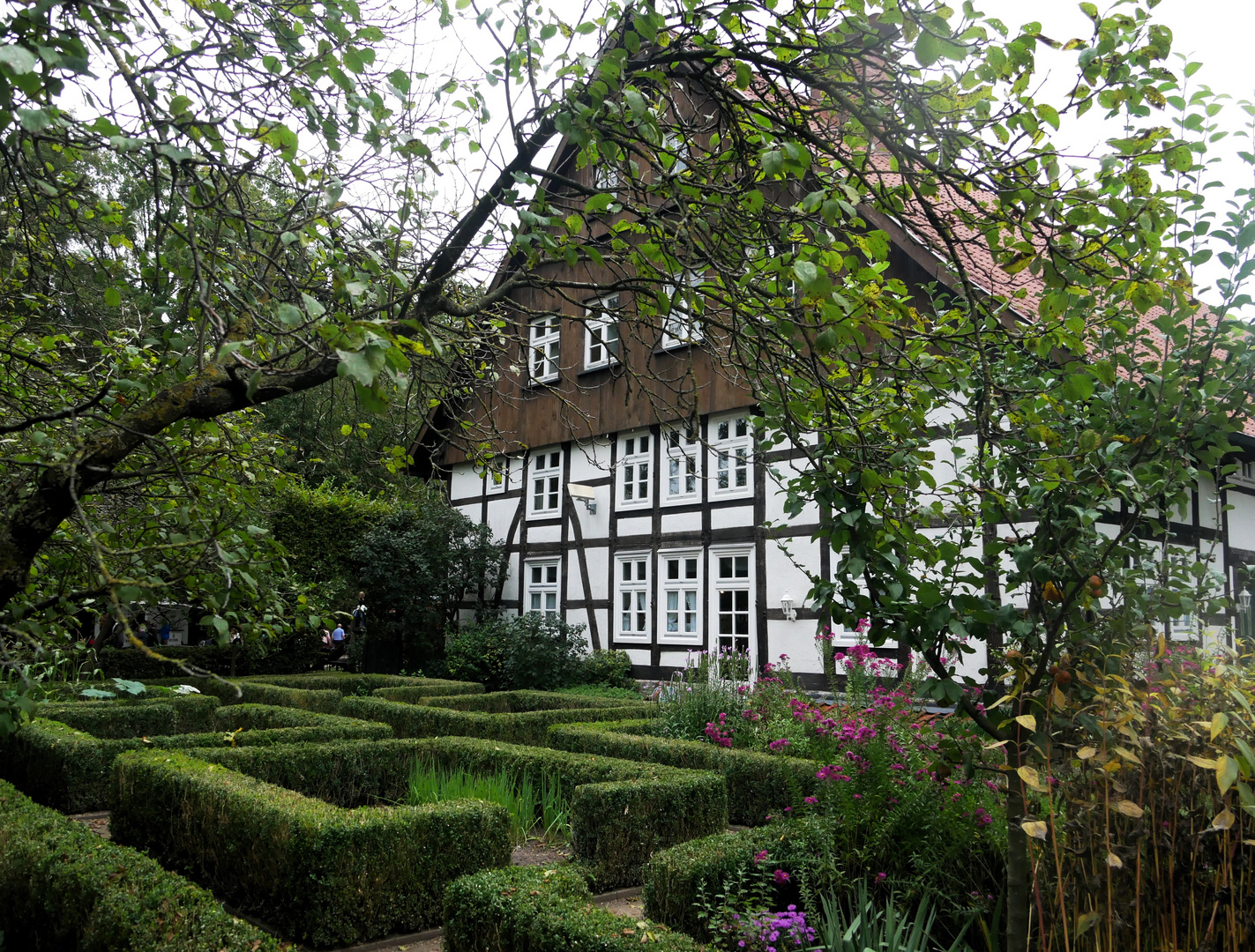 Delbrück im Oktober 2023 - Tenne mit Bauerngarten im "Gastlichen Dorf"