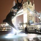 Delfin an der Tower Bridge