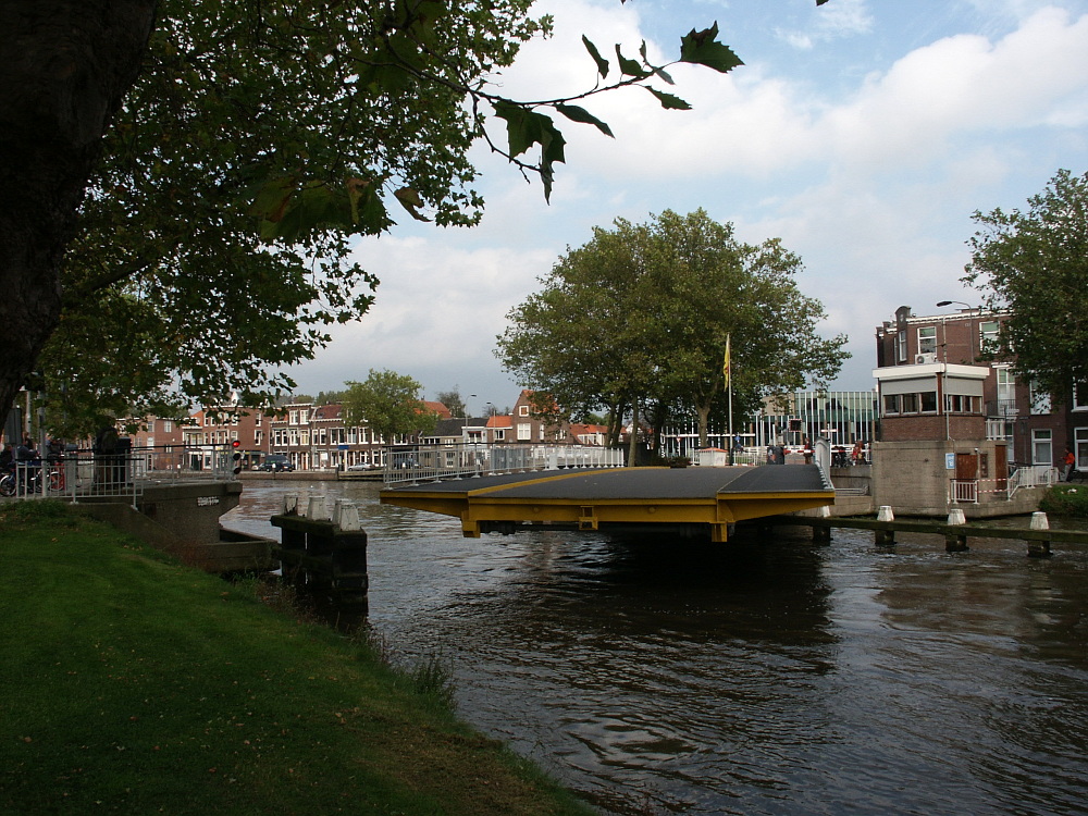 Delft, Oostpoortbrug, das Schiff ist durch, die Brücke wird geschlossen