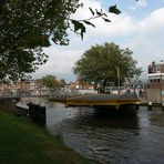 Delft, Oostpoortbrug, das Schiff ist durch, die Brücke wird geschlossen