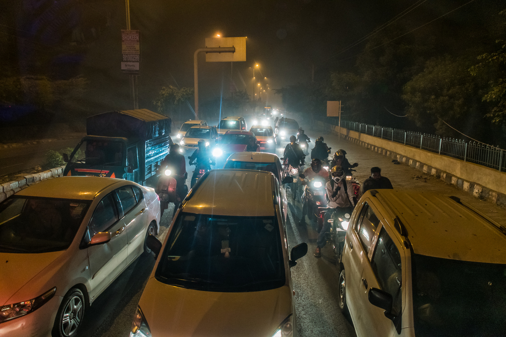 Delhi bei Nacht und Smog (Und wir reden von Feinstaub)