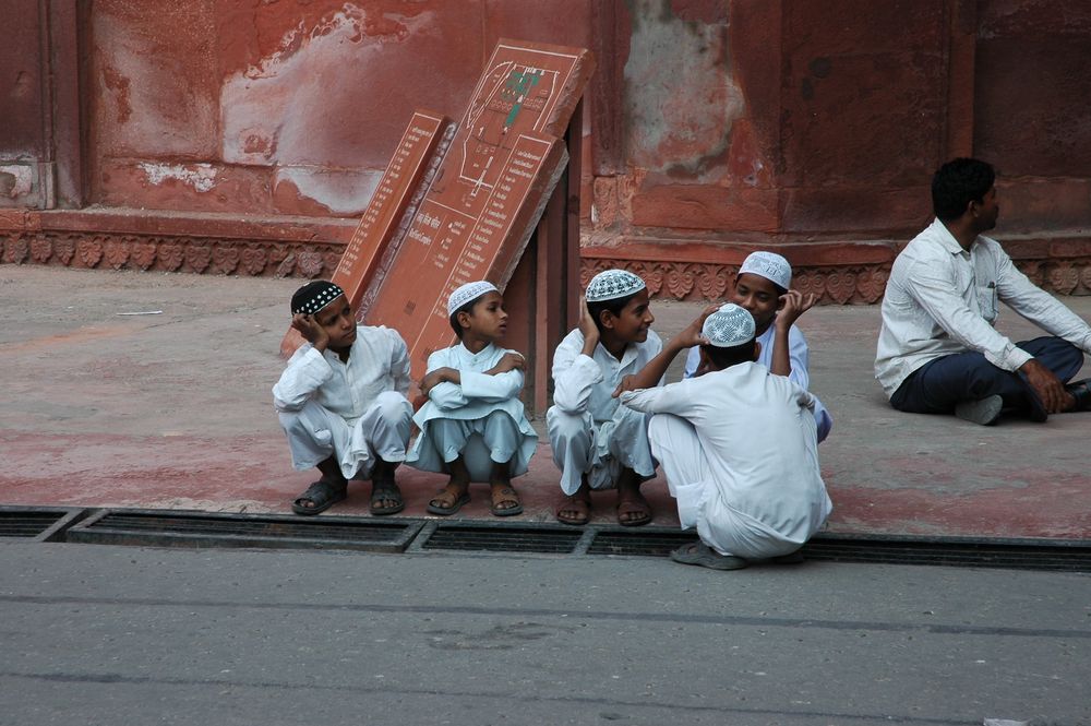 Delhi, Red Fort (2) - waiting