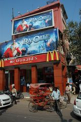 Delhi, street life (5) - family restaurant !