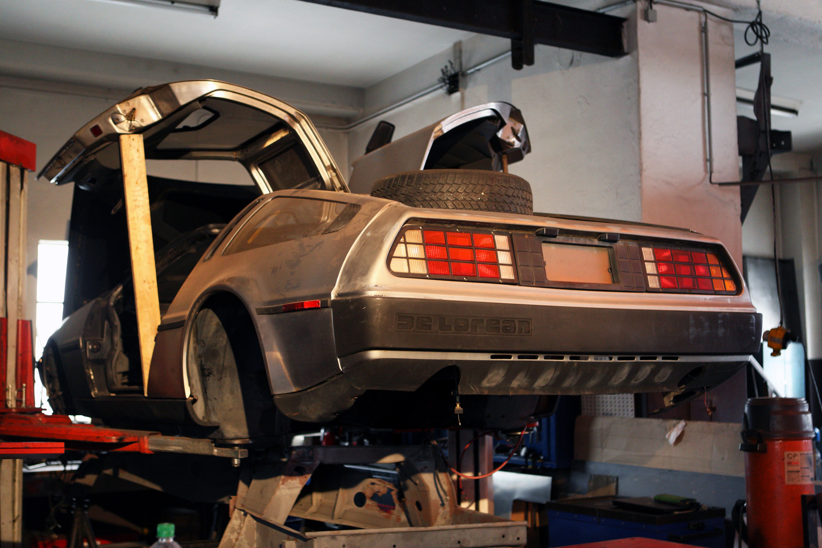 Delorean mit  "Reserverad" und alternativem Türöffner