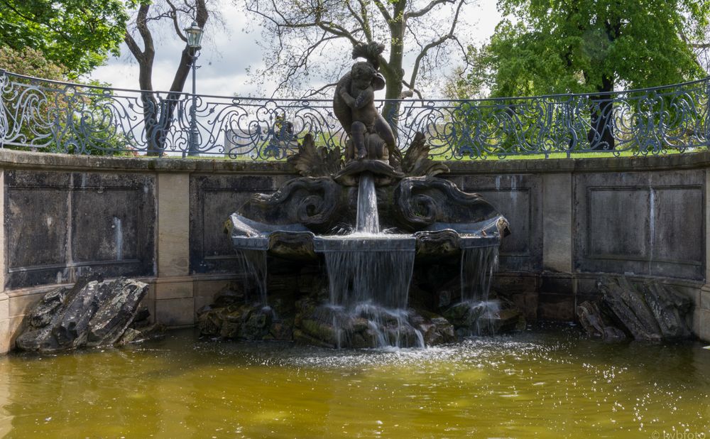 Delphinbrunnen Foto & Bild | wasser, sonne, grün Bilder auf fotocommunity