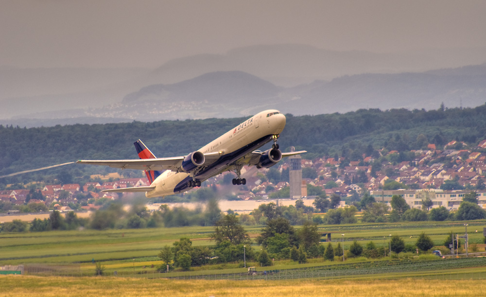 Delta 767 Take off.