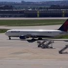 Delta Airlines auf dem Weg zum Start nach Altlanta