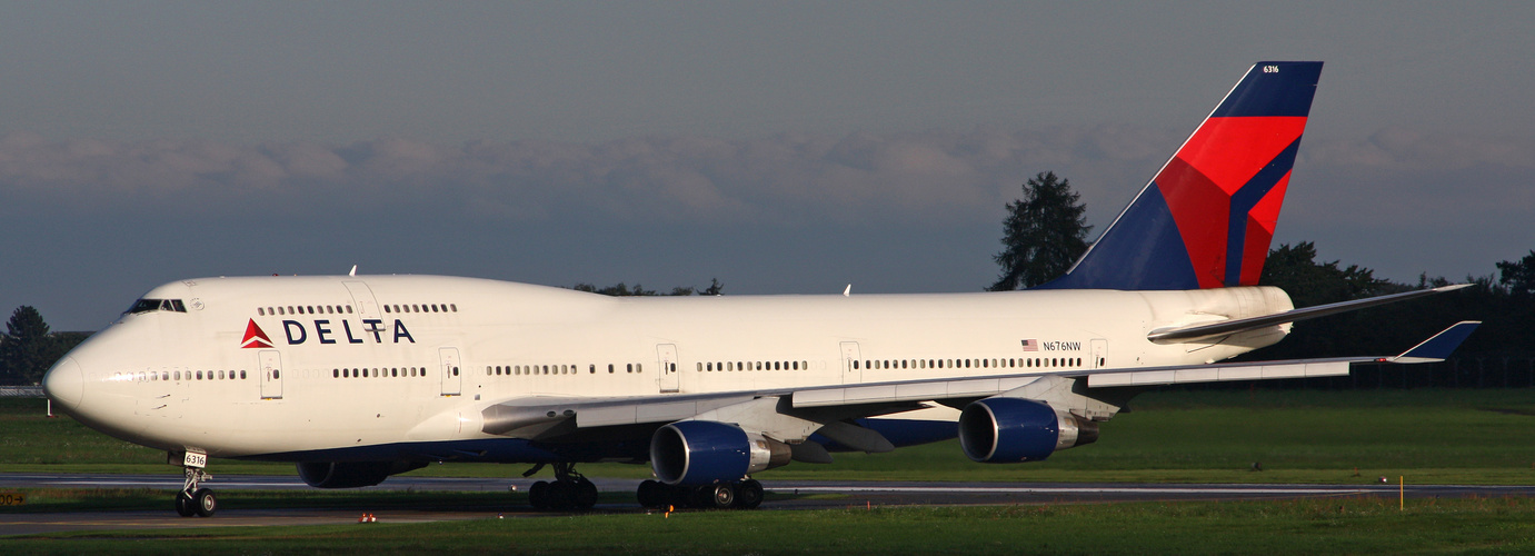 Delta Airlines Boeing 747-451 N676NW