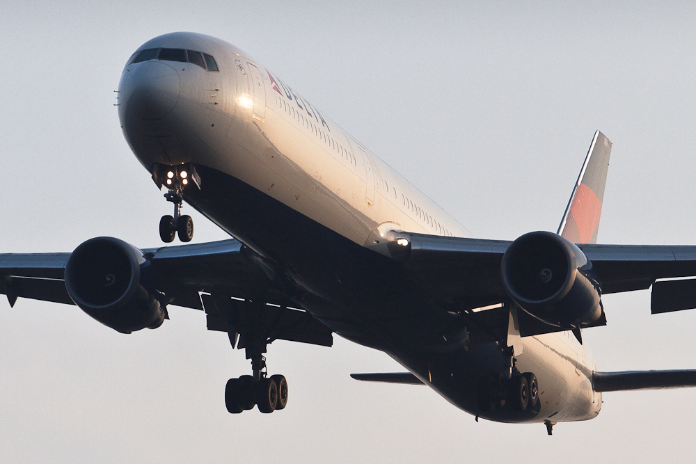 Delta B767-400ER N833MH