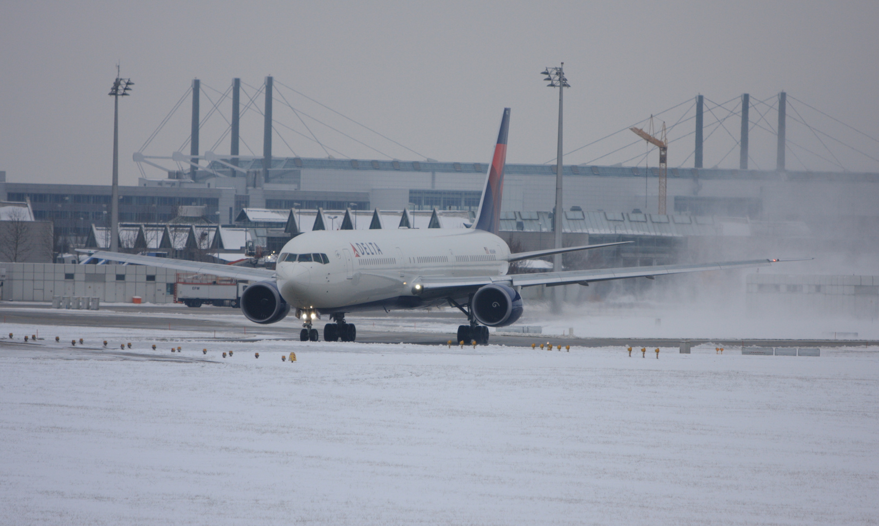 Delta Boeing 767-432/ER bei Schneetreiben...