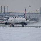 Delta Boeing 767-432/ER bei Schneetreiben...