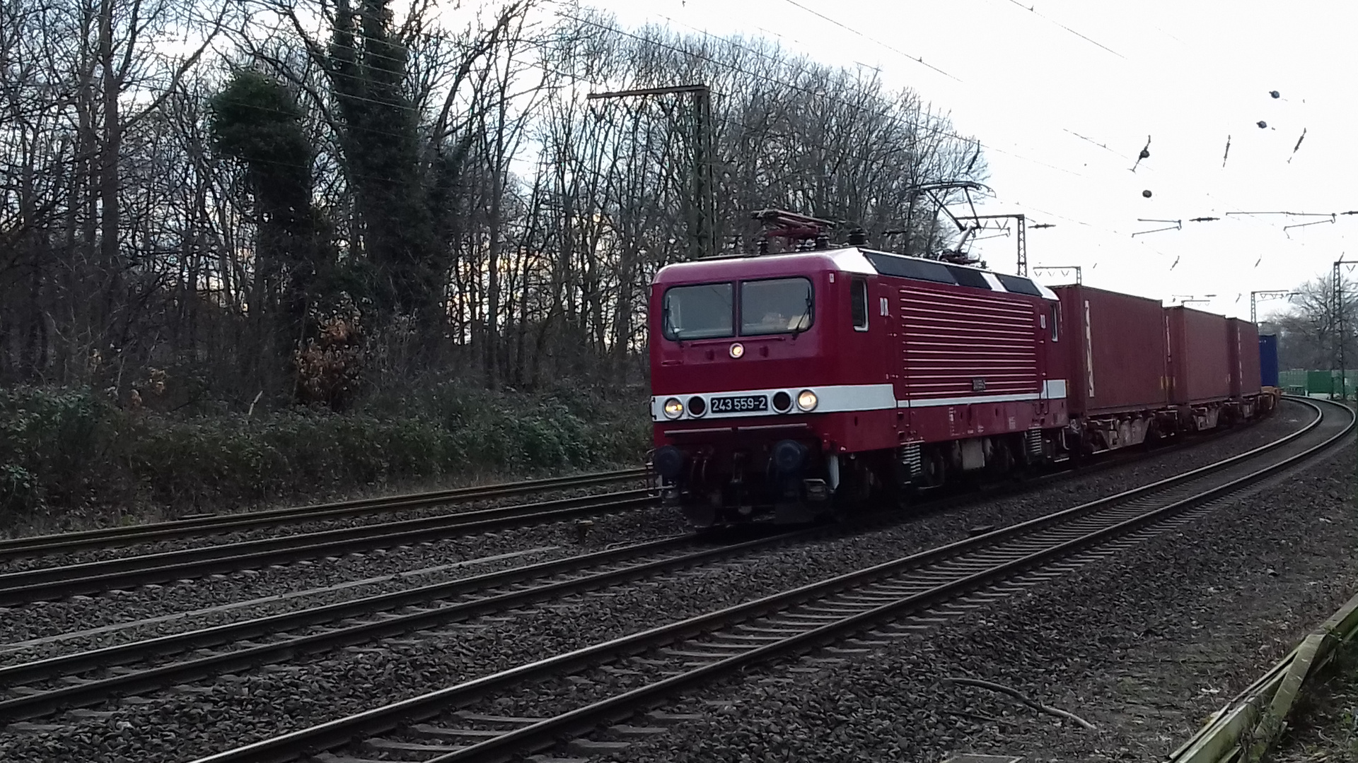 Delta Rail 243 559 mit Containerzug am Abzweigung.  Du-Lotharstrasse 13.01.2018