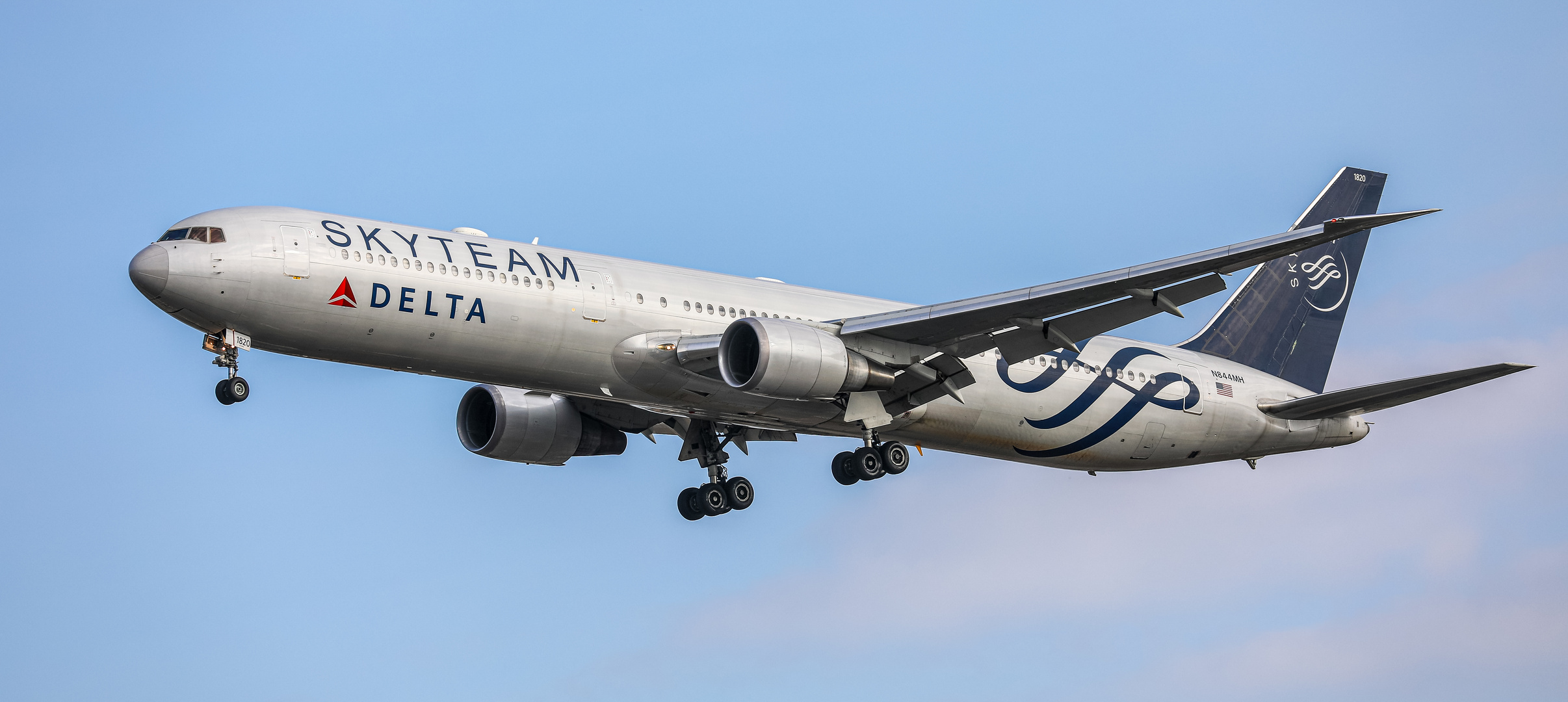 Delta's largest silver Plane Foto & Bild world, spezial, berlin