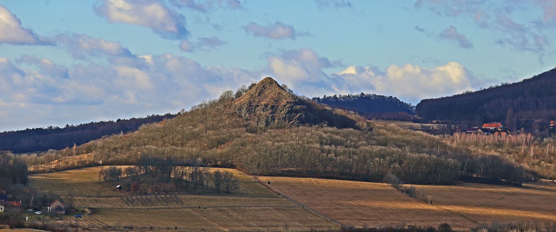 Dem Berg Hradek ist links der Plecivec vorgelagert der hier im Bild ist