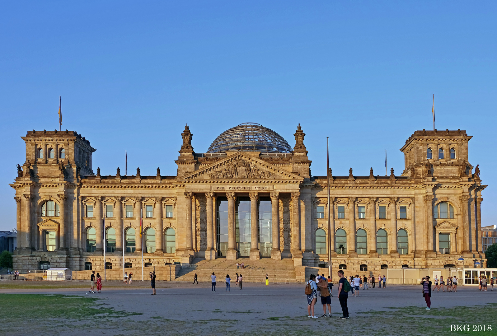 Dem Deutschen Volk - Reichstag Berlin in der Abendsonne 