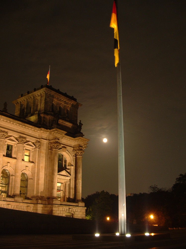 Dem deutschen Volke - Macht bei Nacht