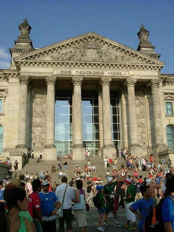 Dem Deutschen Volke............,hoffentlich bald wieder eine Fußball WM