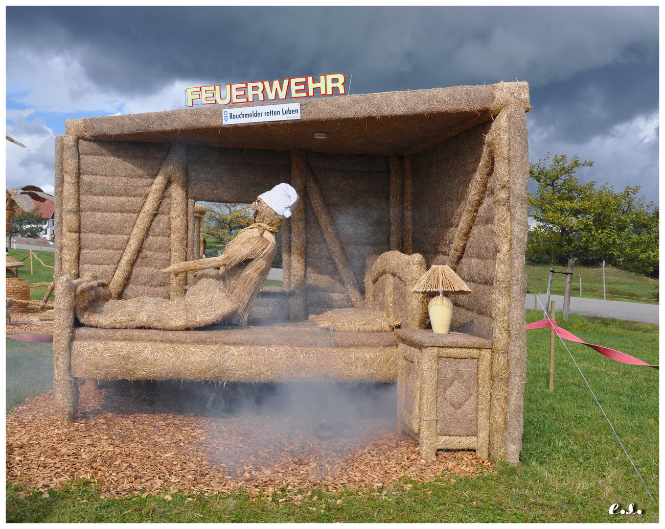 Dem Feuerwehrmann wird`s heiß unterm Bett;-)))) Strohskulpturen in Höchenschwand.