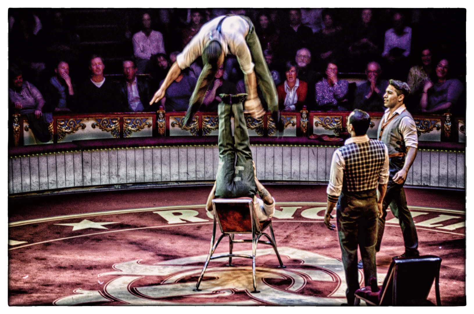 Dem Gesetz Der Schwerkraft Trotzen Defier Les Lois De La Gravite Foto Bild Erwachsene Kunstfotografie Kultur Circus Bilder Auf Fotocommunity