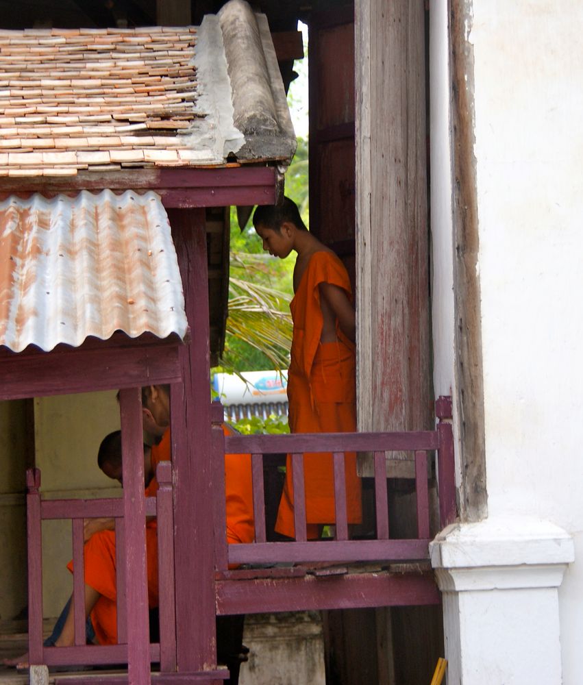 dem gespräch lauschen, luang prabang, laos 2010