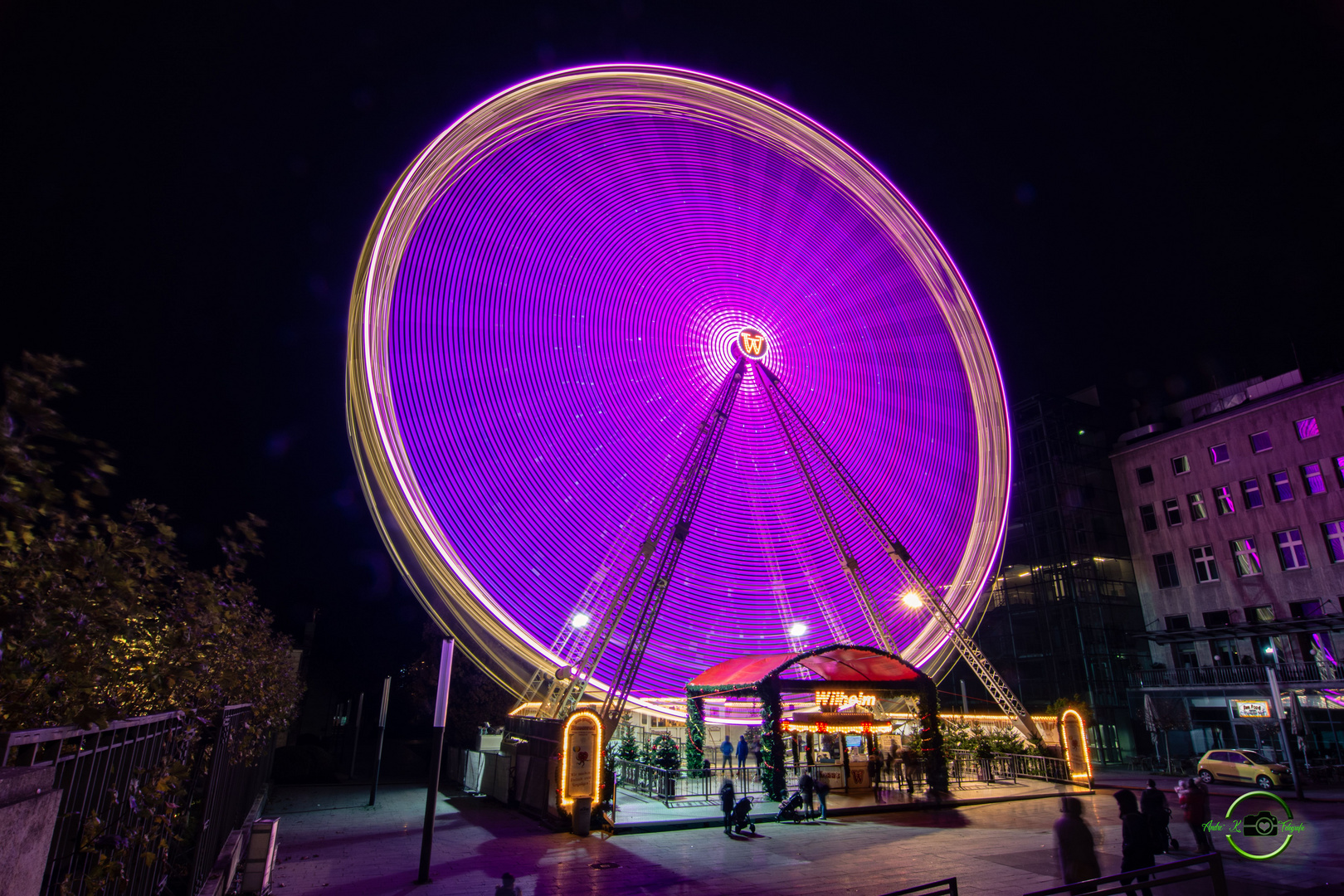 DEM HIMMEL SO NAH: LICHTRAD AUF DEM BURGPLATZ