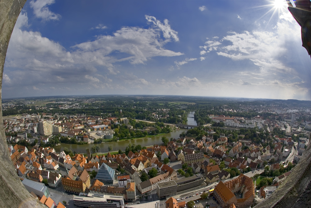 Dem höchsten Kirchturm aus dem Fenster geschaut.