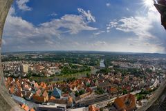 Dem höchsten Kirchturm aus dem Fenster geschaut.