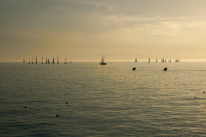 Dem Horizont entgegensegeln