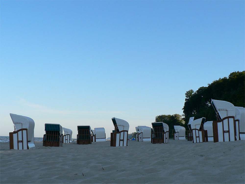 Dem Meeresrauschen lauschende Strandkörbe