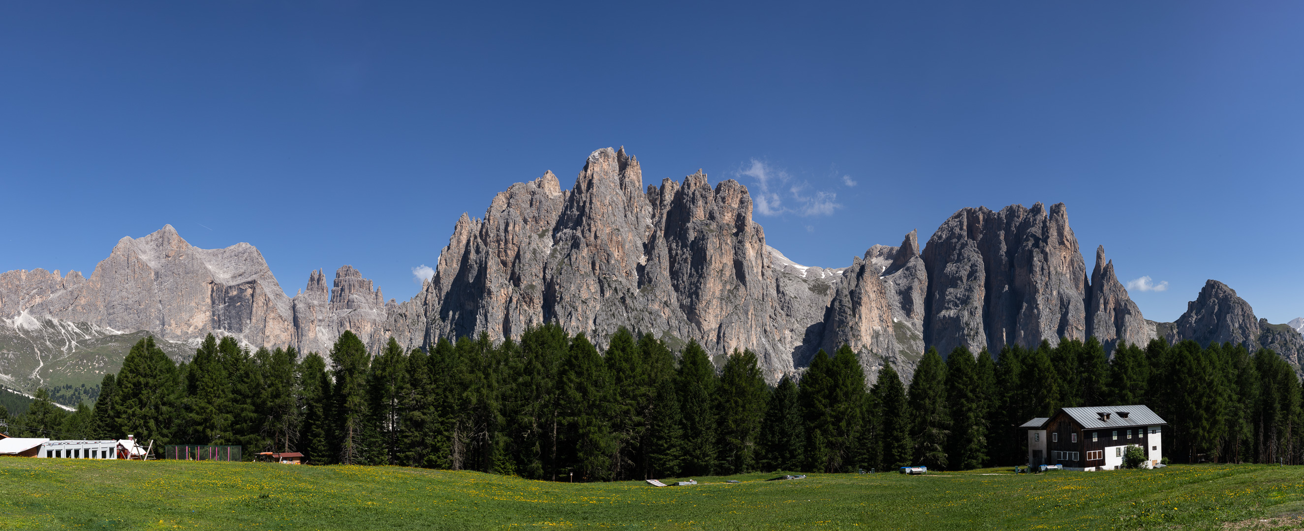 Dem Rosengarten gegenüber