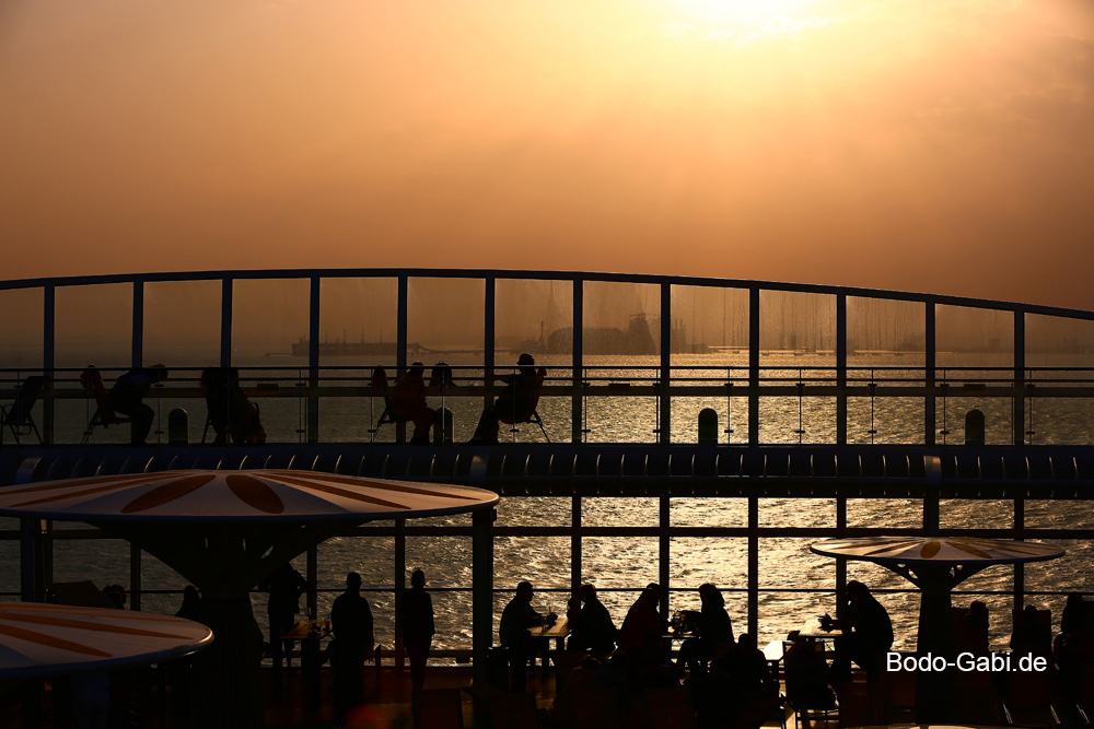 Dem Sonnenuntergang entgegen