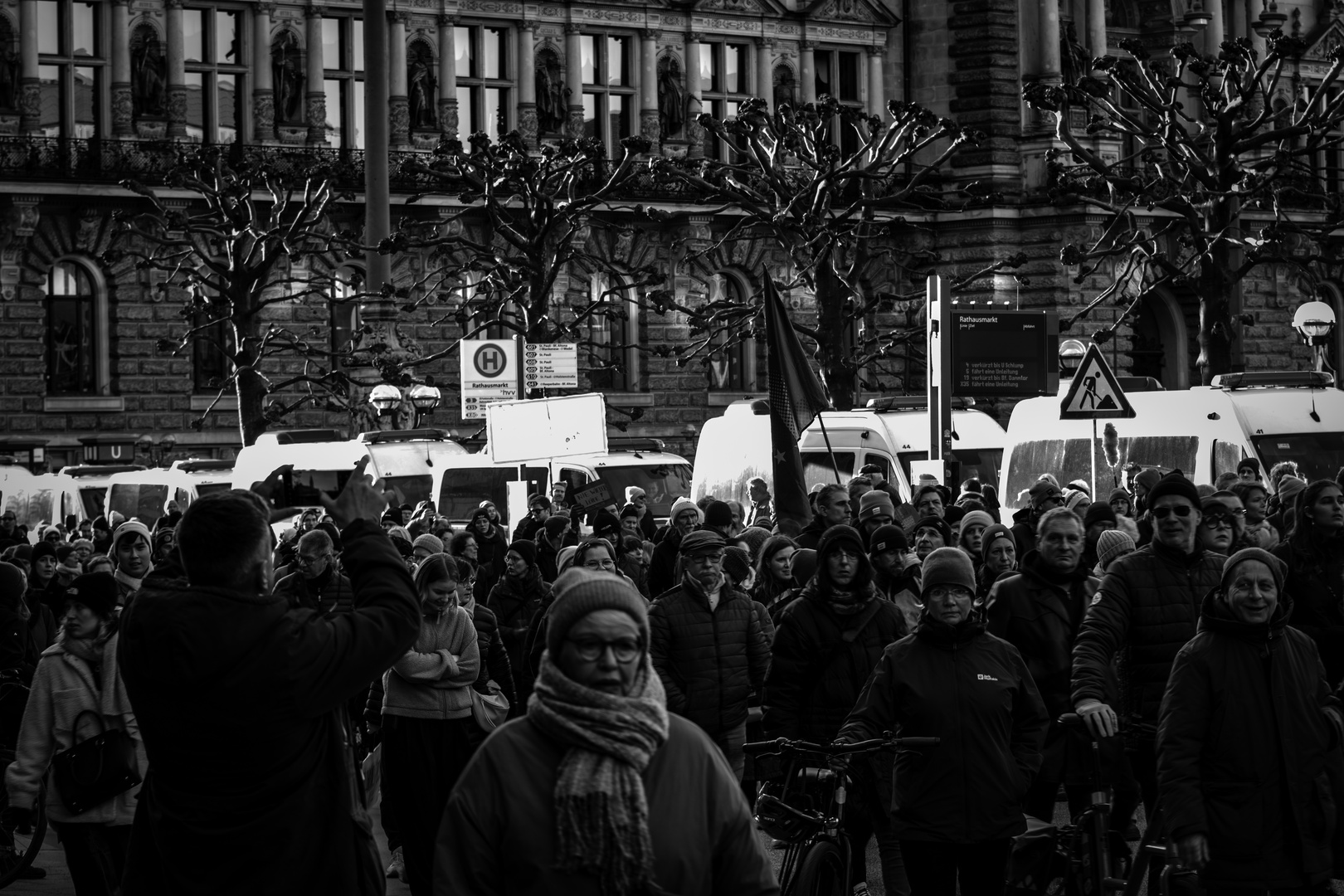 Demo Für Demokratie-Gegen Rechts – Einsatzfahrzeuge als Sperre für Rathausmarkt