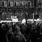 Demo Für Demokratie-Gegen Rechts – Einsatzfahrzeuge als Sperre für Rathausmarkt