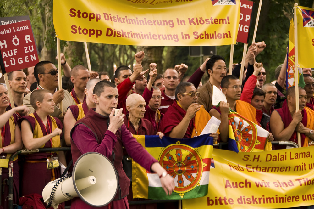 Demo gegen den Dalai Lama
