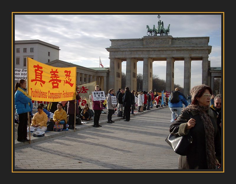 Demo gegen Folter am Brandenburger Tor