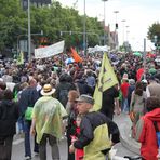 Demonstranten auf der grossen Strasse beim HBF Stuttgart K21