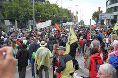 Demonstranten auf der grossen Strasse beim HBF Stuttgart K21