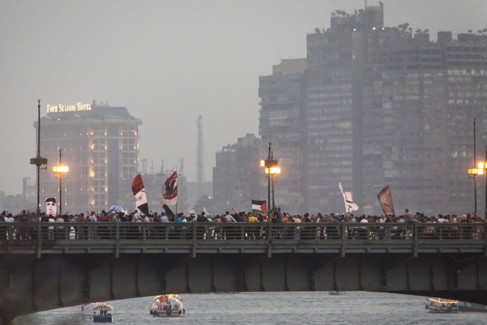 Demonstration der ägyptischen Revolutionsbewegung auf Nilbrücke in Kairo