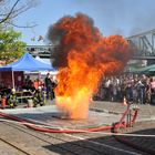 Demonstration einer Fettexplosion durch die Jugendfeuerwehr Frankfurt