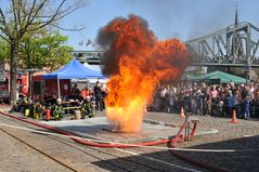 Demonstration einer Fettexplosion durch die Jugendfeuerwehr Frankfurt