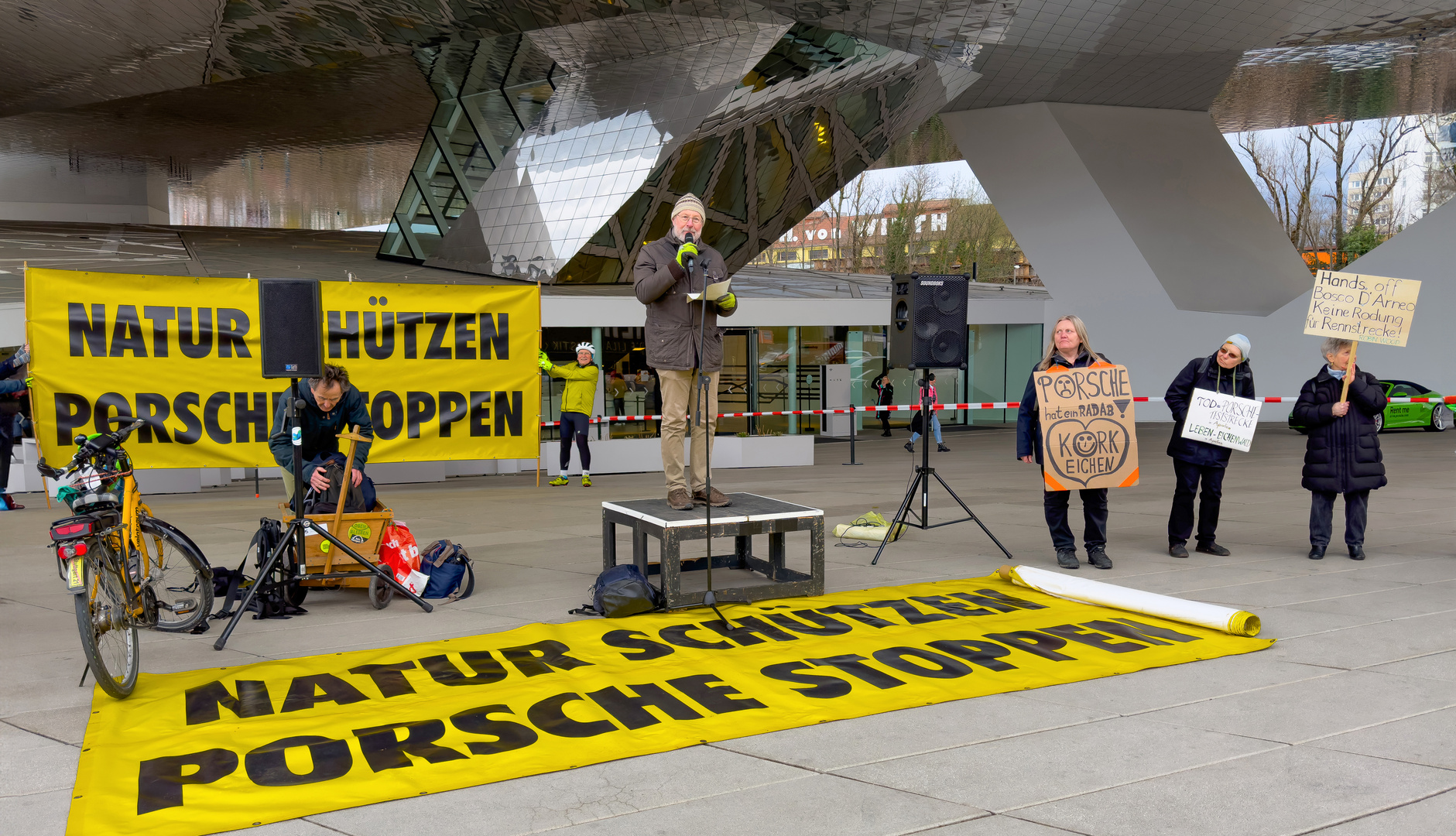 Demonstration vor dem Porsche-Museum