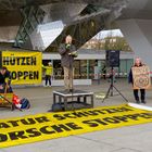 Demonstration vor dem Porsche-Museum