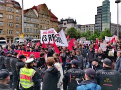 Demozug gestoppt 1Mai2023 Stgt p30-54-col