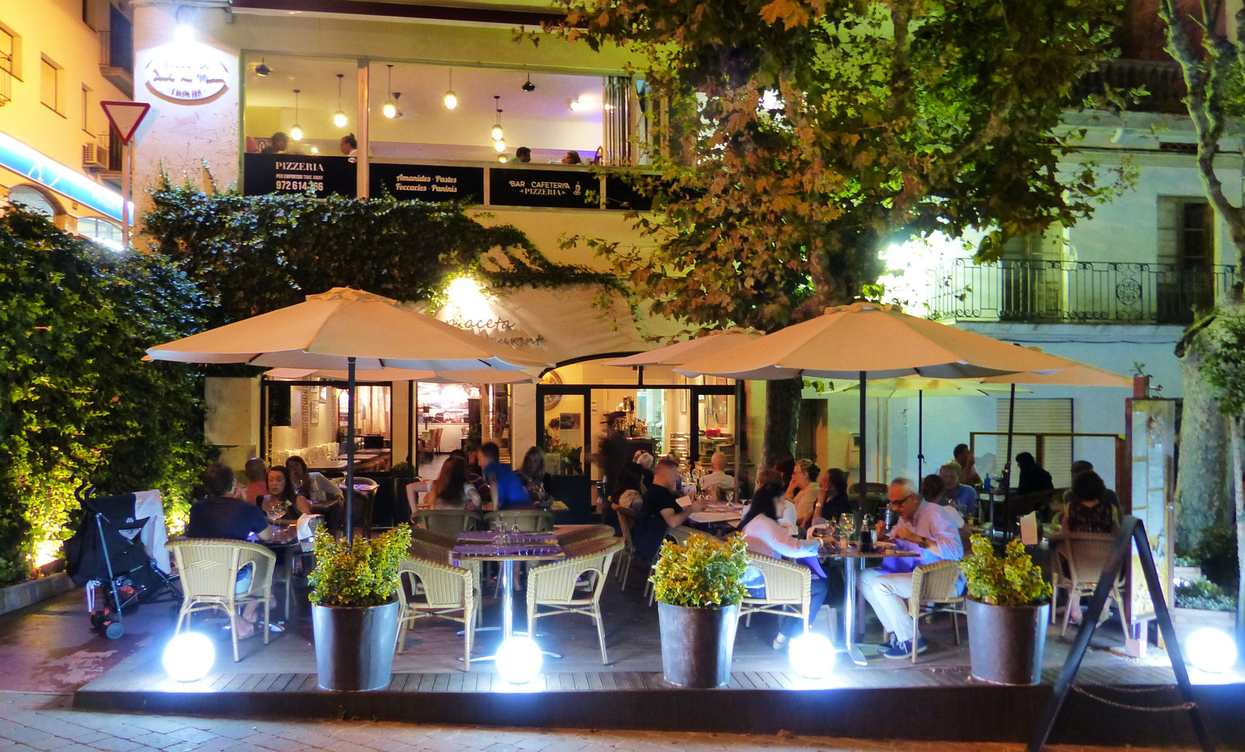 Den Abend an der Promenade besonders Iluminiert