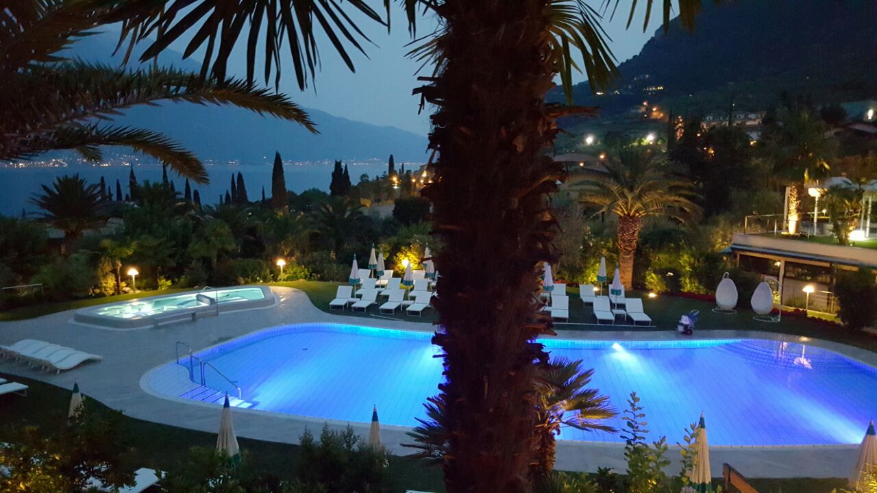 Den Ausblick vom Hotel auf den Gardasee am Abend