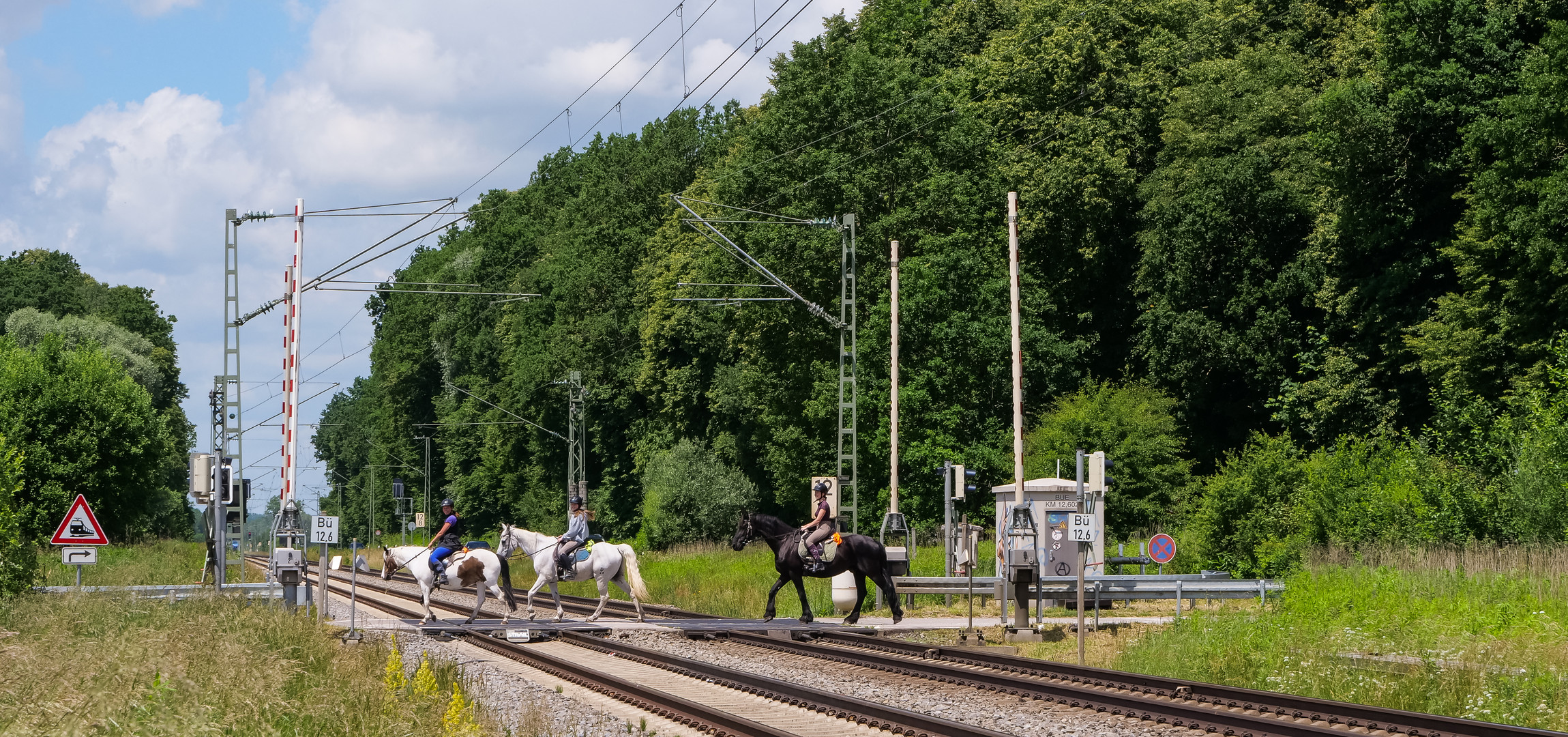 Den Bahnübergang ...