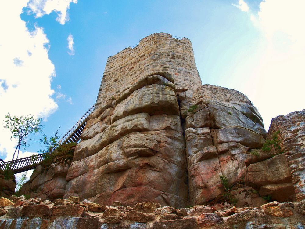 Den Bergfried der Burgruine Weisenstein von unten gesehen