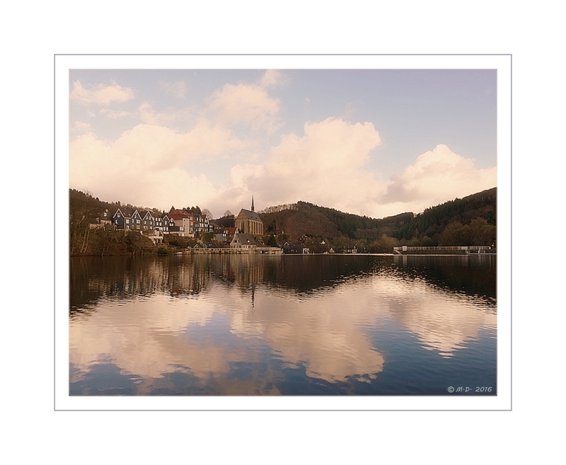 Den Beyenburger Stausee mit Blick auf die Klosterkirche.....